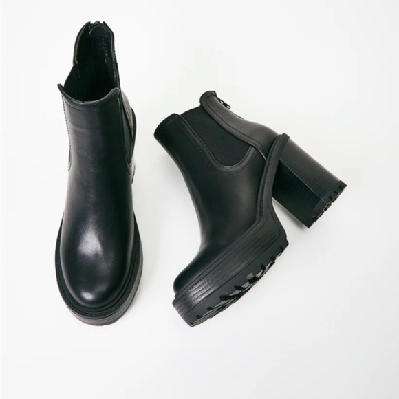 Kinley Chelsea Ankle Boot - Picture 5 of 13